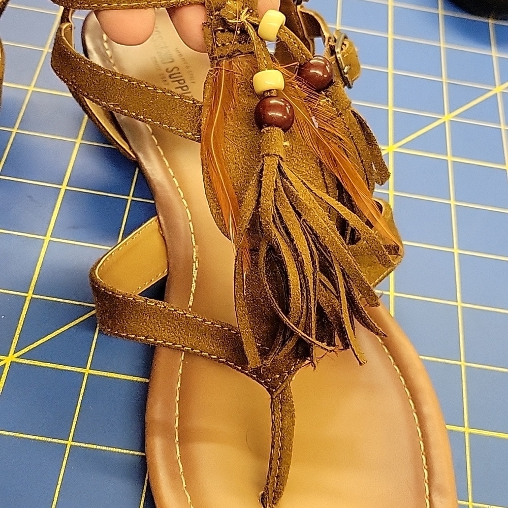 Mossimo Supply Co Feather Sandals Size 9.5 Faux Leather - Picture 2 of 5